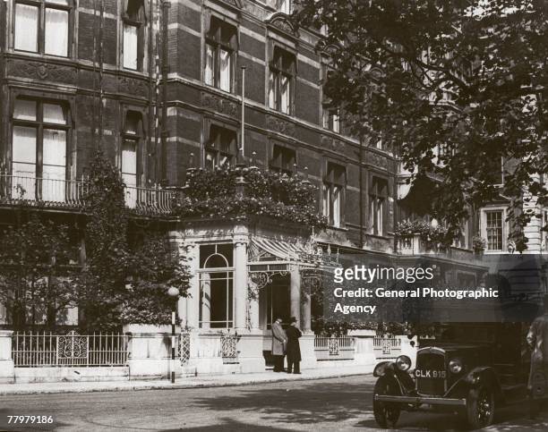 The Connaught Hotel on Mount Street and Carlos Place in London's Mayfair, circa 1935.