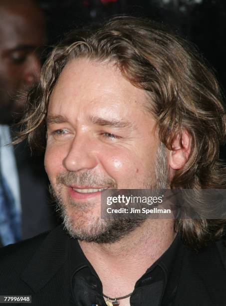 Actor Russell Crowe arrives at "American Gangster" premiere at the Apollo Theater on October 19, 2007 in New York City, New York.