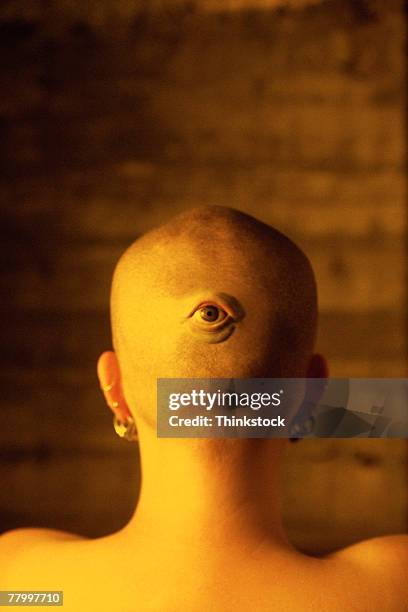 eye in the back of a head - shaved-buzz-cut-back-of-head photos et images de collection