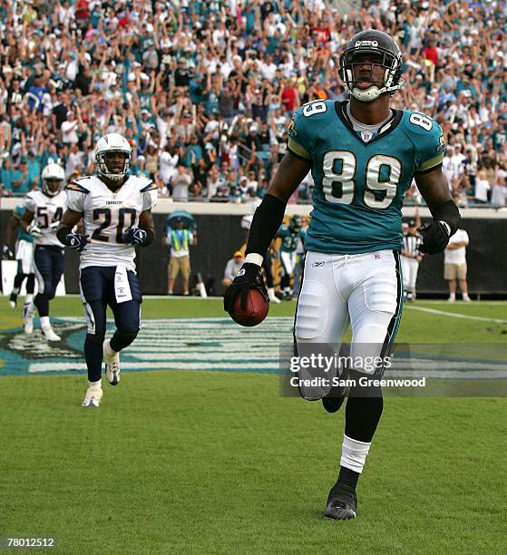 Marcedes Lewis of the Jacksonville Jaguars catches a pass for a touchdown against the San Diego Chargers at Jacksonville Municipal Stadium on...