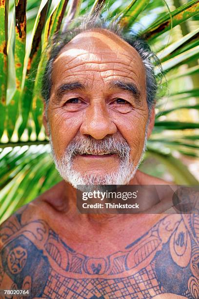 polynesian man with tattoos - polynesische etniciteit stockfoto's en -beelden