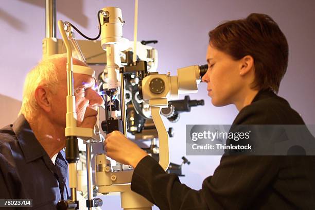 Giving Side Eye Photos et images de collection - Getty Images