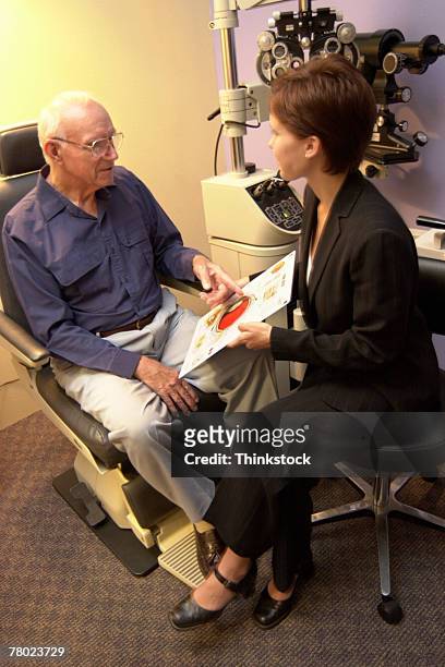 patient consulting with optometrist - ophthalmologist chart stock pictures, royalty-free photos & images