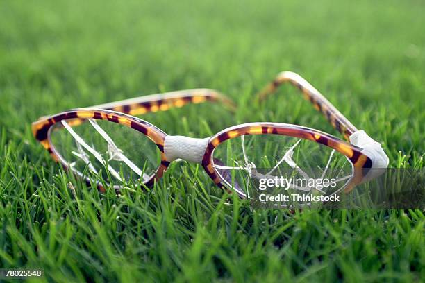 broken glasses on lawn - brille kaputt stock-fotos und bilder