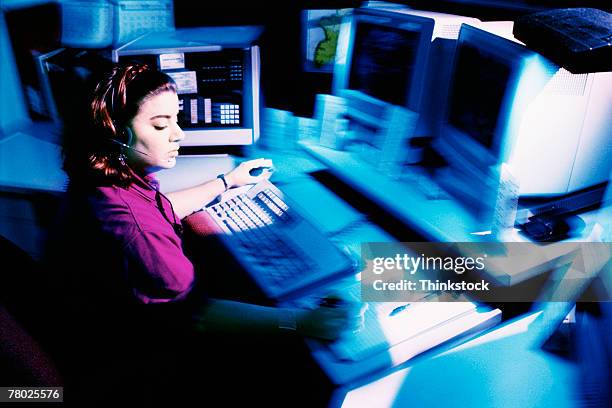 woman working at police dispatch terminal - meldebote stock-fotos und bilder