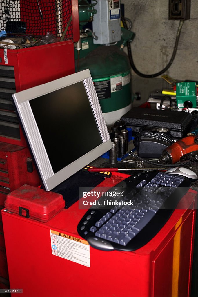 2000 Mechanic Computer Computer In Auto Mechanic Shop High-Res Stock Photo - Getty Images