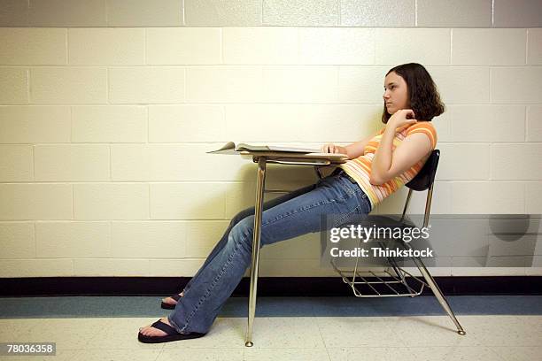 teenage girl in school - má postura imagens e fotografias de stock