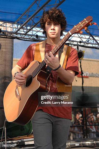 Giutarist Nick Jonas of the Pop Group Jonas Brothers perform at the Verizon Wireless store on November 20, 2007 in Boca Raton, Florida.