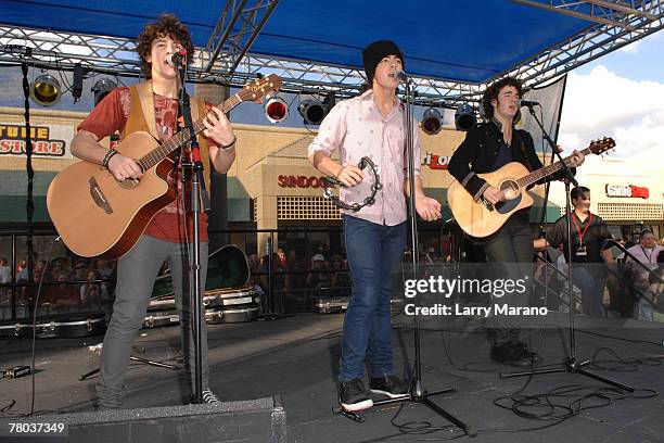 Nick Jonas, Joseph Jonas and Kevin Jonas of the Pop Group Jonas Brothers perform at the Verizon Wireless store on November 20, 2007 in Boca Raton,...