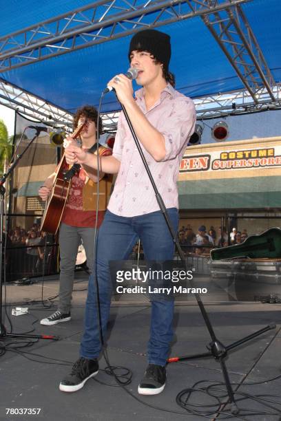 Singer Joseph Jonas of the Pop Group Jonas Brothers perform at the Verizon wireless store on November 20, 2007 in Boca Raton, Florida.
