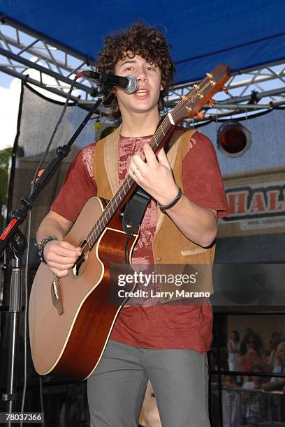 Giutarist Nick Jonas of the Pop Group Jonas Brothers perform at the Verizon Wireless store on November 20, 2007 in Boca Raton, Florida.