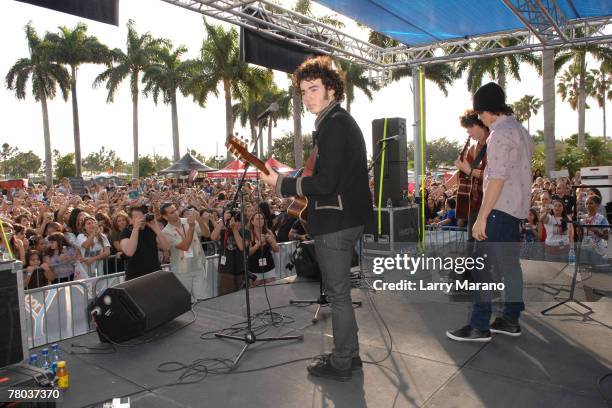 Nick Jonas, Joseph Jonas and Kevin Jonas of the Pop Group Jonas Brothers perform at the Verizon Wireless store on November 20, 2007 in Boca Raton,...