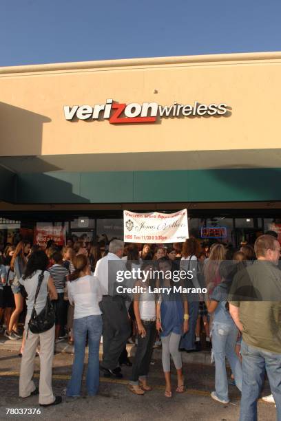 Fans attend the Jonas Brothers concert at the Verizon wireless store on November 20, 2007 in Boca Raton, Florida.