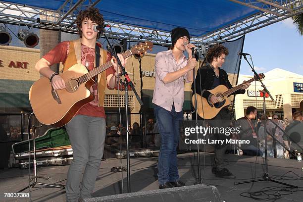 Nick Jonas, Joseph Jonas and Kevin Jonas of the Pop Group Jonas Brothers perform at the Verizon Wireless store on November 20, 2007 in Boca Raton,...