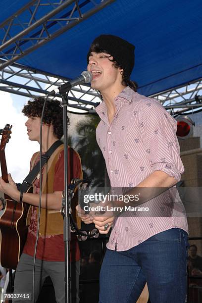 Singer Joseph Jonas of the Pop Group Jonas Brothers perform at the Verizon wireless store on November 20, 2007 in Boca Raton, Florida.