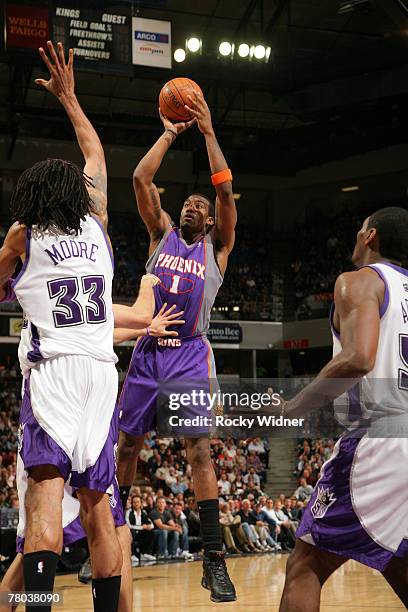 Amare Stoudemire takes the ball to the basket against Mikki Moore of the Sacramento Kings on November 20, 2007 at ARCO Arena in Sacramento,...
