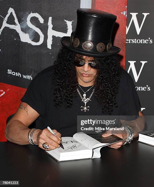 Slash 2007 40 Slash Autobiography Book Signing Stock Photos, High-Res Pictures ...