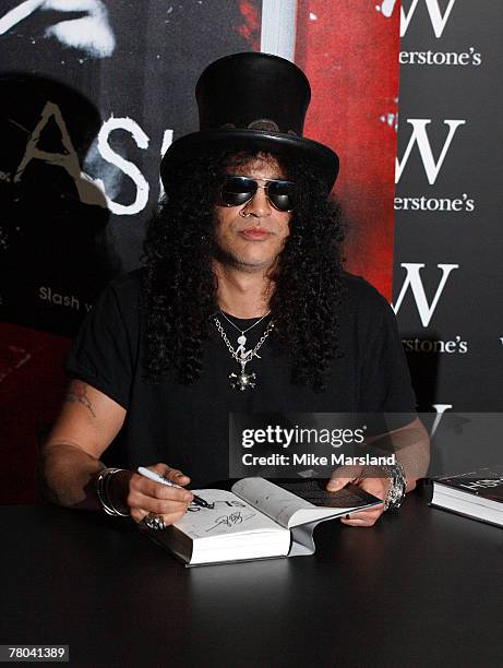 Slash 2007 40 Slash Autobiography Book Signing Stock Photos, High-Res Pictures ...