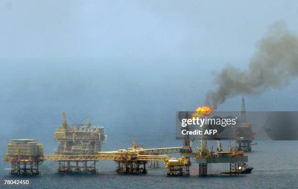 Picture taken 04 September, 2006 in the Gulf of Mexico, near the shores of the state of Campeche, Mexico, of a Petroleos Mexicanos oil rig. Mexico on...