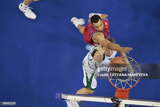 Trajan Lengdon of CSKA Moscow vies for a ball with Dainius Salenga of Zalgiris Kaunas, 21 November 2007 in Moscow, during their basketball Euroleague...