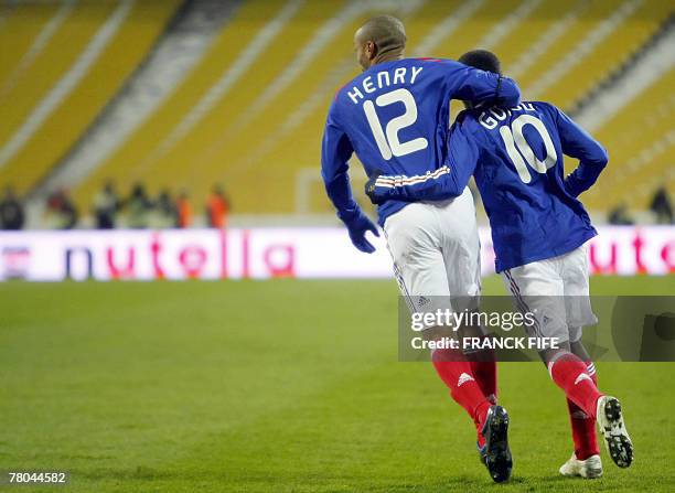 French forward Sidney Govou is congratuled by teammate Thierry Henry after scoring, 21 November 2007 in Kiev, during the Euro 2008 qualifying...