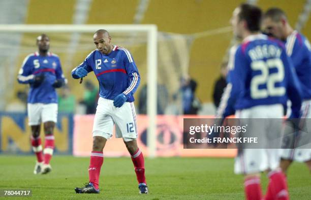 French forward Thierry Henry speaks to his teammates, 21 November 2007 in Kiev, during the Euro 2008 qualifying football match Ukraine vs. France....