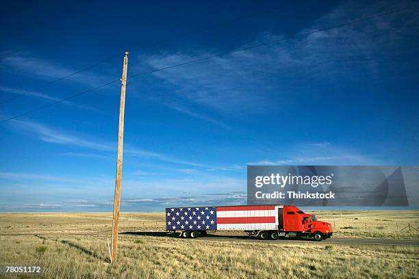 Semi Truck With American Flag On Rural Highway, 照片檔