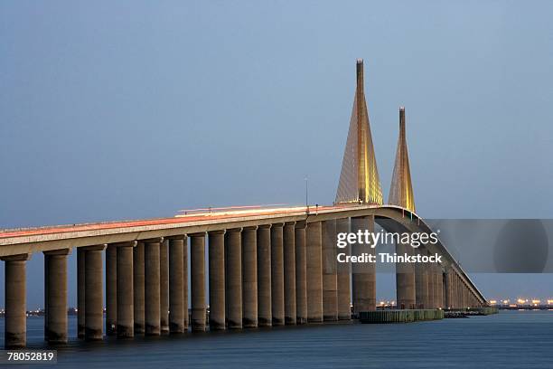 sunshine skyway bridge near st. petersburg, florida - sunshine skyway bridge 個照片及圖片檔