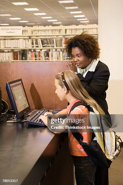 Librarian Using Computer Blonde Librarian Fotografías e imágenes de stock - Getty Images