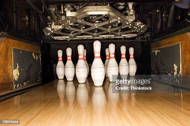 bowling pins and machine - birillo da bowling foto e immagini stock