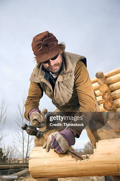 man building log cabin - laramie stock-fotos und bilder