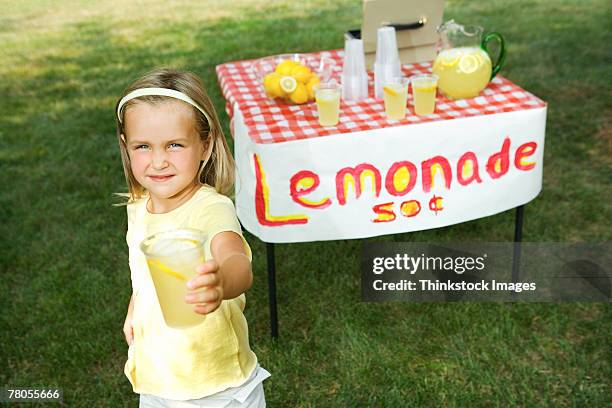 girl with lemonade stand - buvette photos et images de collection