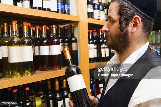 clerk in liquor store - orthodox jodendom stockfoto's en -beelden