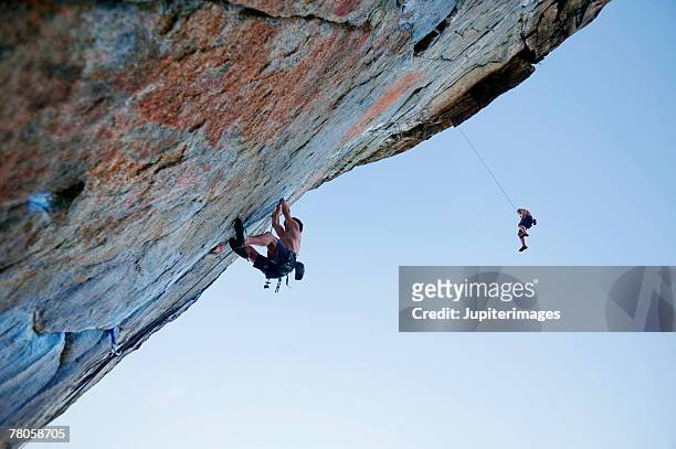 rock climbers - messa in sicurezza foto e immagini stock