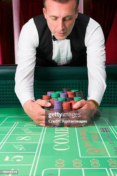 dealer with stacks of poker chips - mesa de roleta imagens e fotografias de stock