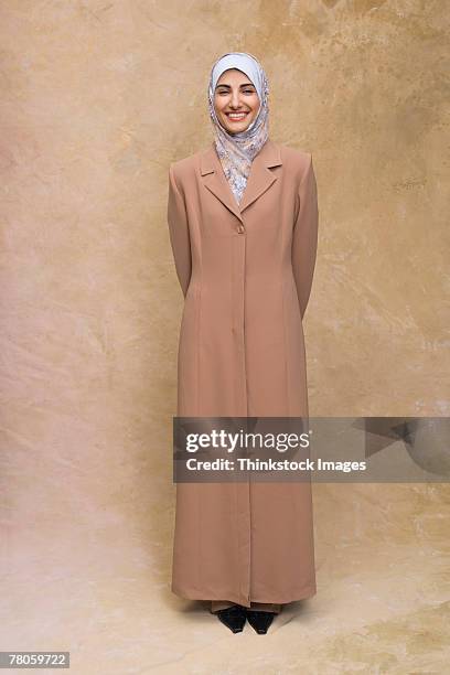 middle-eastern woman wearing hijab headscarf and jilbab - jalabib imagens e fotografias de stock