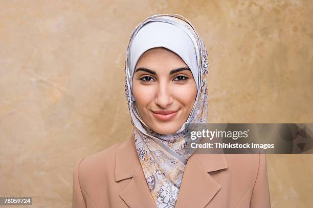 middle-eastern woman wearing hijab headscarf and jilbab - jalabib imagens e fotografias de stock