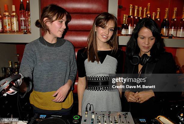 Presenter Alexa Chung, socialite Dasha Zhukova and singer Lisa Moorish attend the Kova & T launch party at Harvey Nichols November 22, 2007 in...