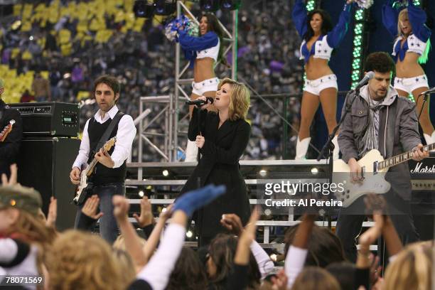 Singer Kelly Clarkson performs at halftime of the Thanksgiving Game between the New York Jets and the Dallas Cowboys at Texas Stadium, Irving, Texas...