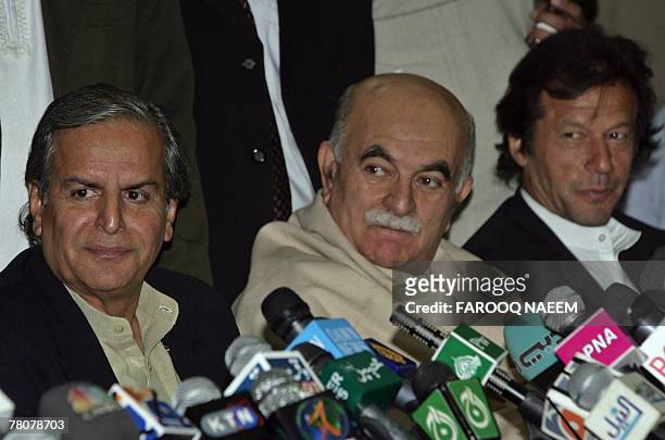 Leaders of All Parties Democratic Movement Alliance : Javed Hashmi, Asfandyar Wali, Imran Khan, attend a press conference after an APDMA meeting in...