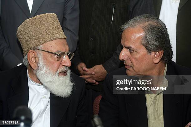 Leaders of All Parties Democratic Movement Alliance Qazi Hussain Ahmed talks with Javed Hashmi after an APDMA meeting in Islamabad, 24 November 2007....