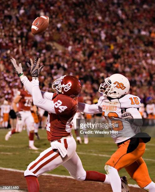 Quentin Chaney of the Oklahoma Sooners catches a touchdown pass against the Oklahoma State Cowboys at Gaylord Family-Oklahoma Memorial Stadium...