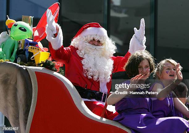 Santa arrives at the Farmers Santa Parade on November 25, 2007 in Auckland, New Zealand. Each year over a quarter of a million people line the...