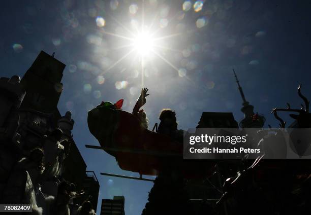 Santa arrives at the Farmers Santa Parade on November 25, 2007 in Auckland, New Zealand. Each year over a quarter of a million people line the...