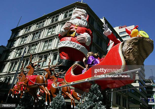 Santa arrives at the Farmers Santa Parade on November 25, 2007 in Auckland, New Zealand. Each year over a quarter of a million people line the...