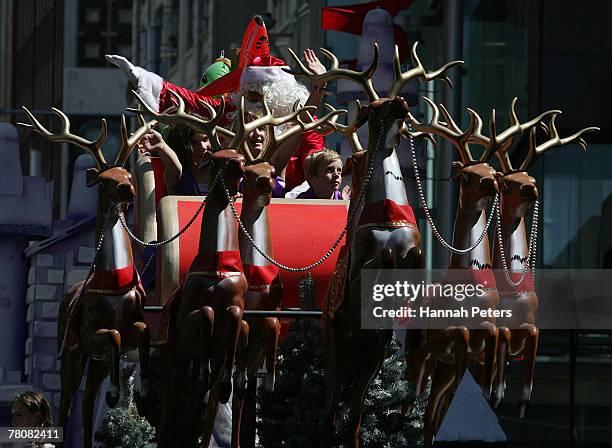 Santa arrives at the Farmers Santa Parade on November 25, 2007 in Auckland, New Zealand. Each year over a quarter of a million people line the...