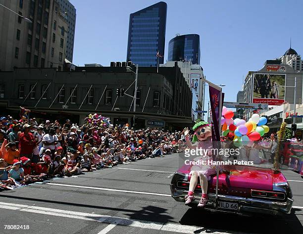 Performers entertain the crowd at the Farmers Santa Parade on November 25, 2007 in Auckland, New Zealand. Each year over a quarter of a million...