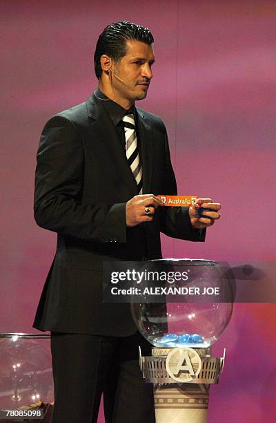 Former Iranian player Ali Daei draws Australia during FIFA 2010 football World Cup qualifying draws 25 November 2007 in Durban. Australia, China and...