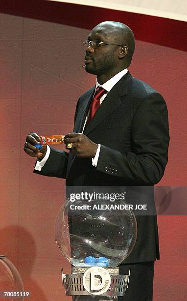 Former Liberian football icon George Weah draws Thailand during FIFA 2010 football World Cup qualifying draws 25 November 2007 in Durban. Japan,...