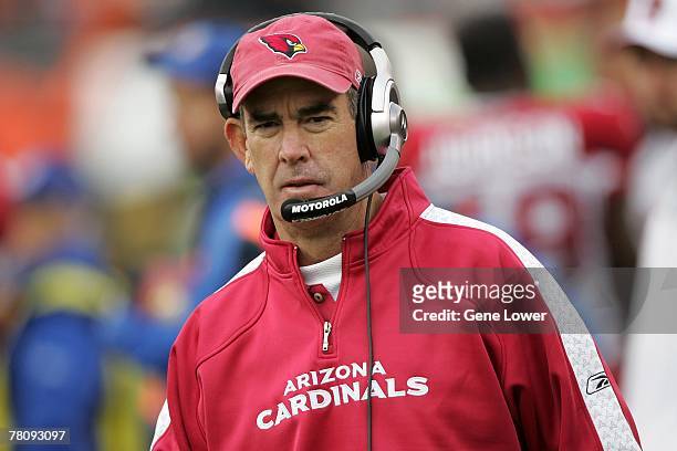 Quarterback coach Jeff Rutledge of the Arizona Cardinals on the sideline during a game against the Cincinnati Bengals at Paul Brown Stadium in...